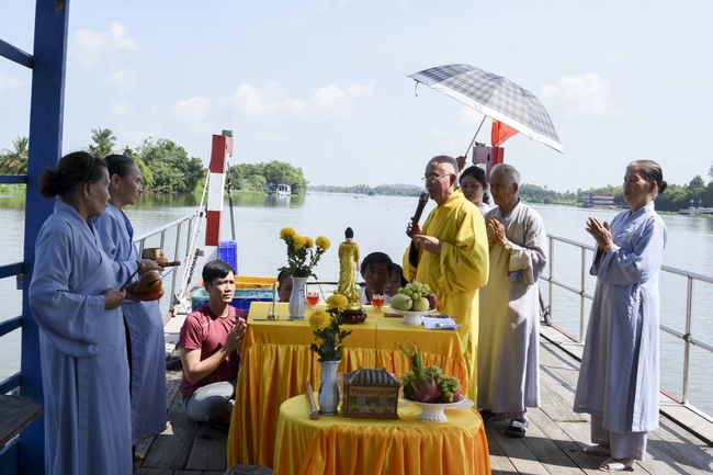 The rite of burial in water and freeing creatures in Binh My, Cu Chi