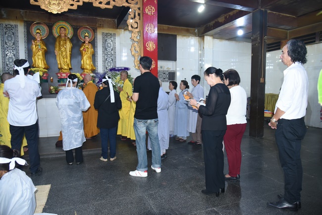 Chanting sutra, praying for the rebirth of soul at Vinh Nghiem Pagoda