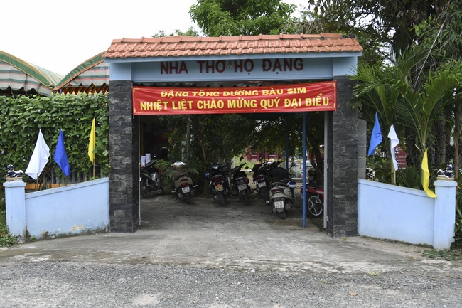 Chanting sutra, praying for the rebirth of soul at Vinh Nghiem Pagoda