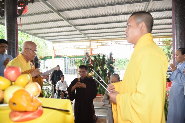 Chanting sutra, praying for the rebirth of soul at Vinh Nghiem Pagoda