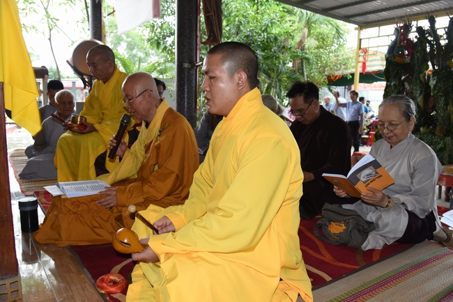 Chanting sutra, praying for the rebirth of soul at Vinh Nghiem Pagoda