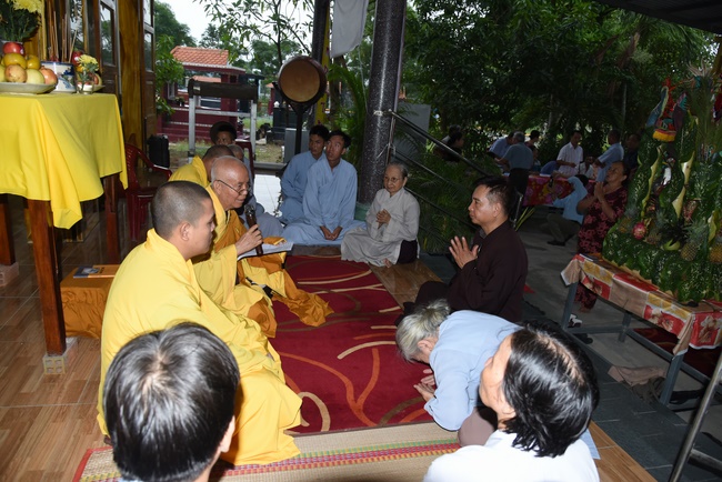 Chanting sutra, praying for the rebirth of soul at Vinh Nghiem Pagoda