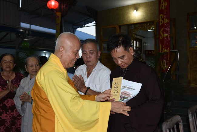 Chanting sutra, praying for the rebirth of soul at Vinh Nghiem Pagoda