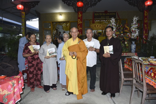 Chanting sutra, praying for the rebirth of soul at Vinh Nghiem Pagoda