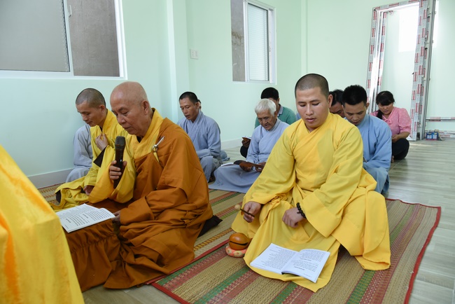 Chanting sutra, praying for the rebirth of soul at Vinh Nghiem Pagoda