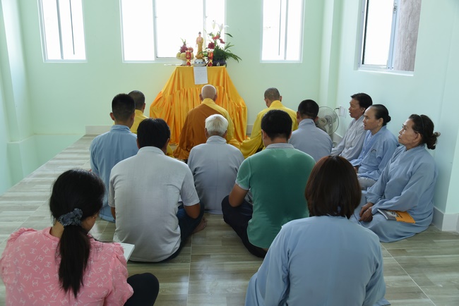 Chanting sutra, praying for the rebirth of soul at Vinh Nghiem Pagoda