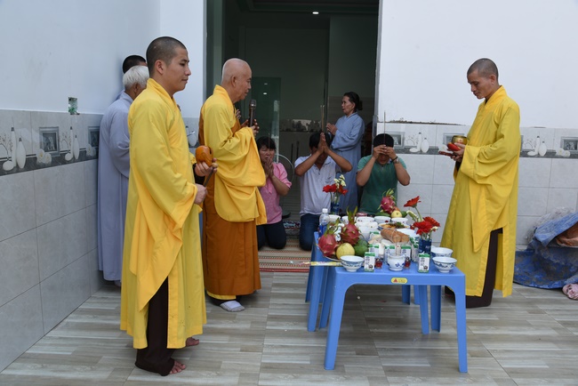 Chanting sutra, praying for the rebirth of soul at Vinh Nghiem Pagoda