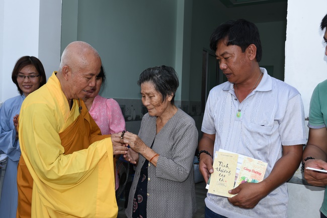 Chanting sutra, praying for the rebirth of soul at Vinh Nghiem Pagoda