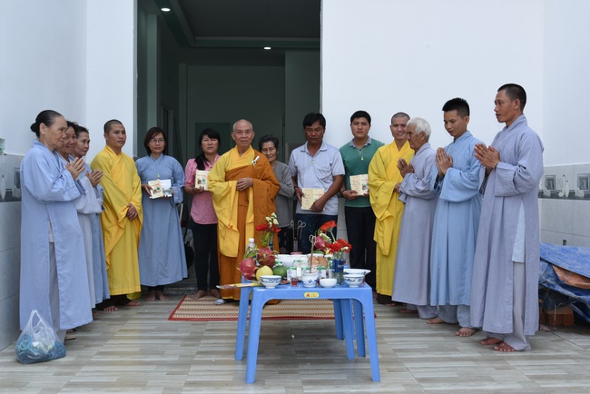 Chanting sutra, praying for the rebirth of soul at Vinh Nghiem Pagoda