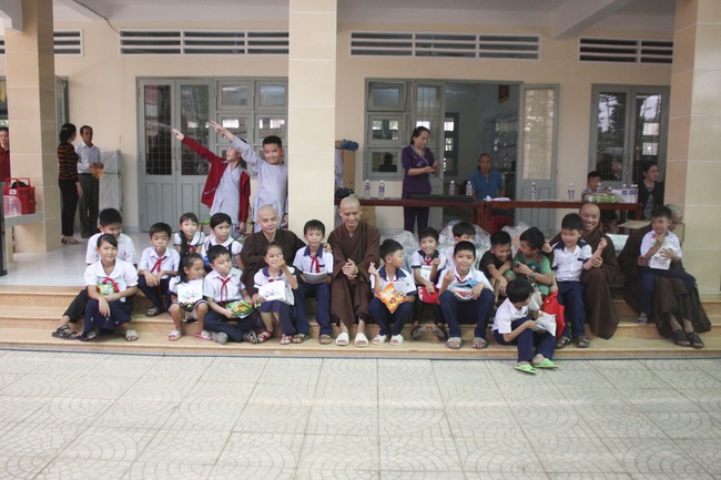 Giving gifts at Binh Phuc Nhut school, Tien Giang