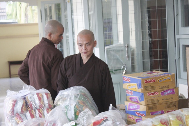 Giving gifts at Binh Phuc Nhut school, Tien Giang