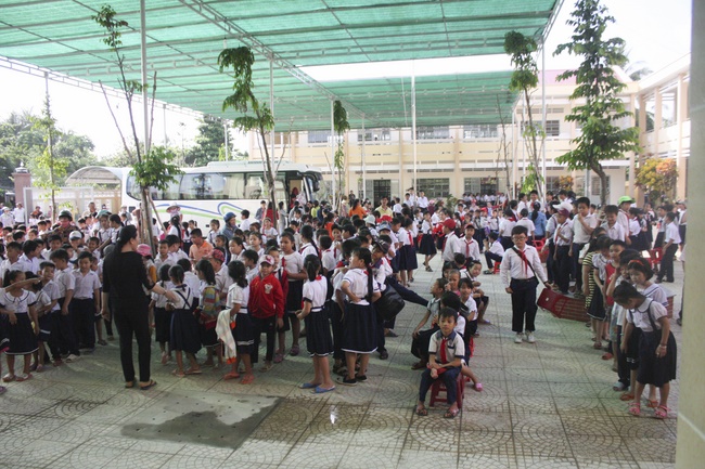 Giving gifts at Binh Phuc Nhut school, Tien Giang