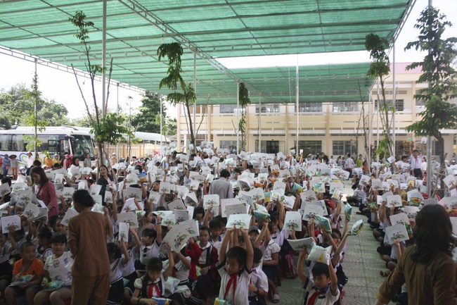 Giving gifts at Binh Phuc Nhut school, Tien Giang