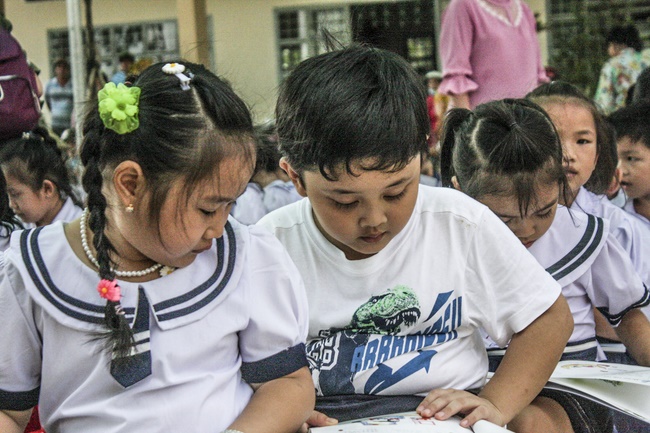 Giving gifts at Binh Phuc Nhut school, Tien Giang