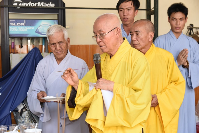 The  praying ceremony for rebirth and releasing creatures in Hoc Mon