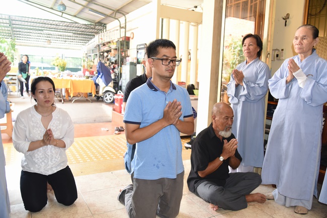 The  praying ceremony for rebirth and releasing creatures in Hoc Mon