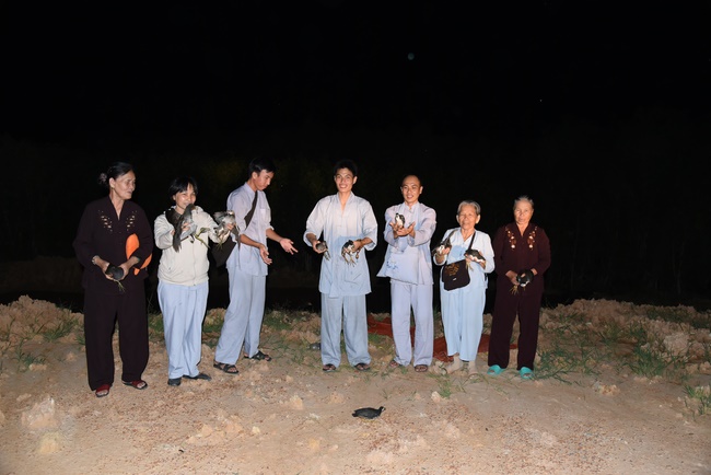 The  praying ceremony for rebirth and releasing creatures in Hoc Mon