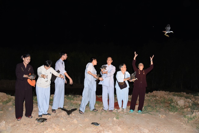 The  praying ceremony for rebirth and releasing creatures in Hoc Mon