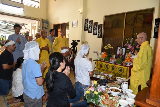 The  praying ceremony for rebirth and releasing creatures in Hoc Mon