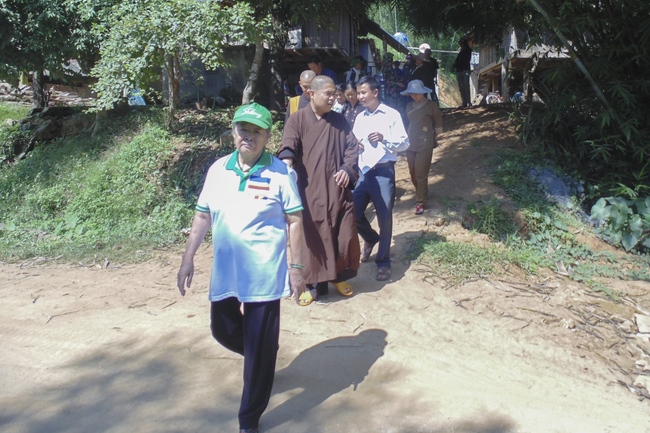 Dong Cao Pagoda giving charity gifts.