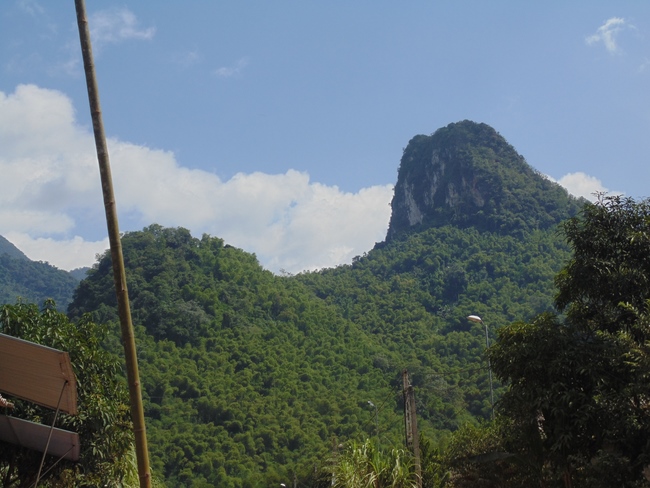 Dong Cao Pagoda giving charity gifts.