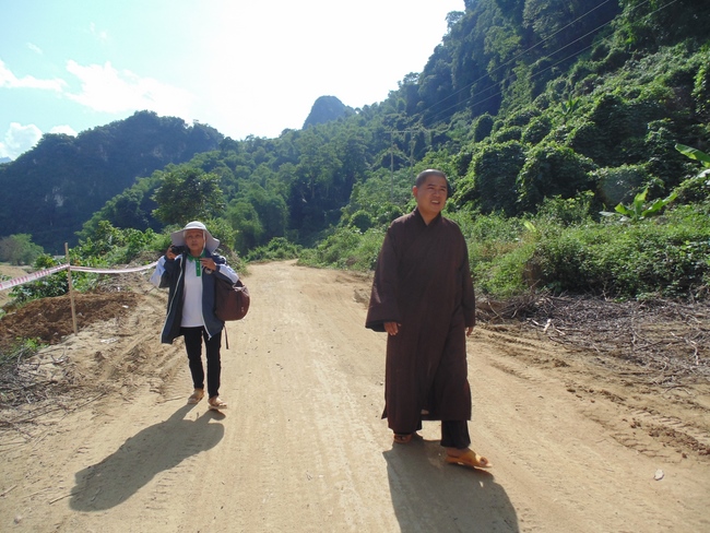 Dong Cao Pagoda giving charity gifts.
