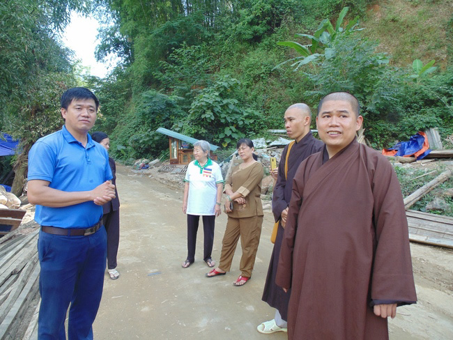 Dong Cao Pagoda giving charity gifts.
