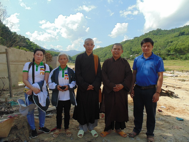 Dong Cao Pagoda giving charity gifts.