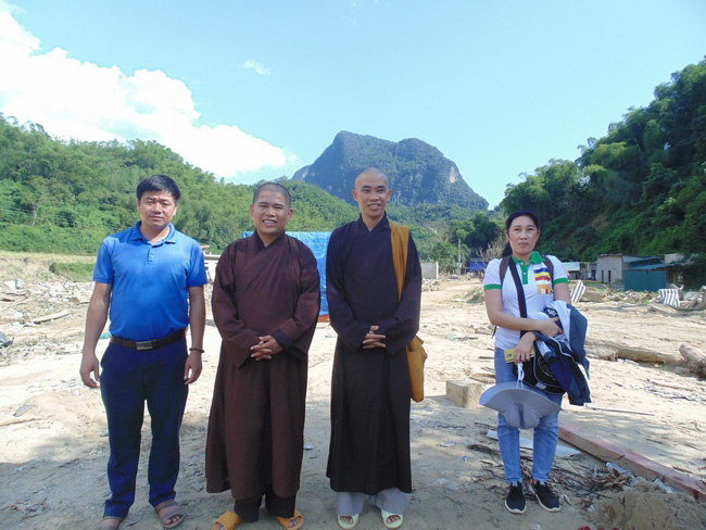 Dong Cao Pagoda giving charity gifts.