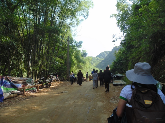 Dong Cao Pagoda giving charity gifts.