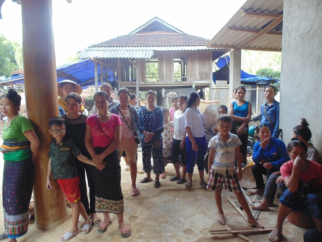 Dong Cao Pagoda giving charity gifts.