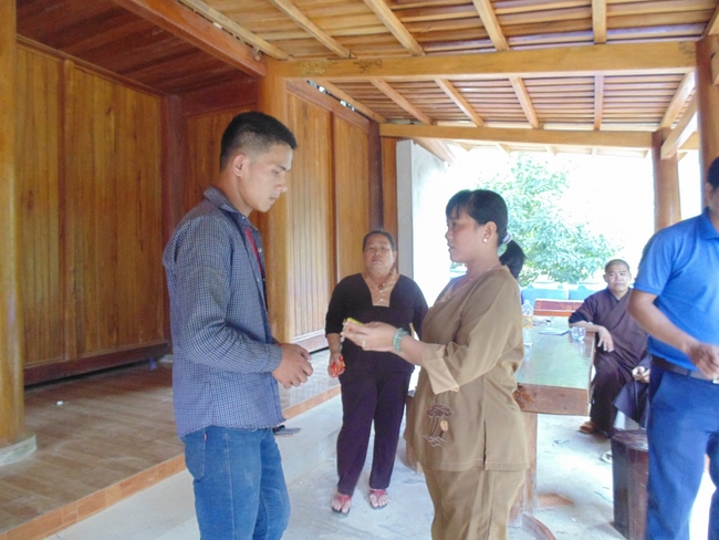 Dong Cao Pagoda giving charity gifts.