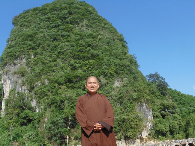 Dong Cao Pagoda giving charity gifts.