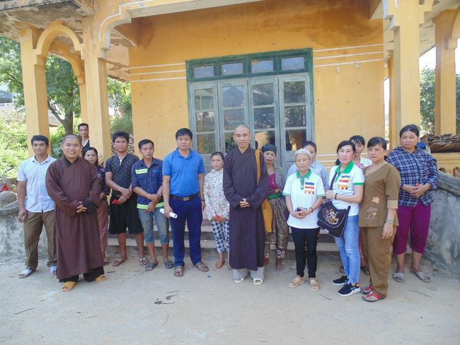 Dong Cao Pagoda giving charity gifts.