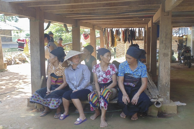 Dong Cao Pagoda giving charity gifts.