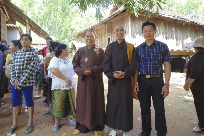 Dong Cao Pagoda giving charity gifts.