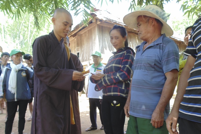 Dong Cao Pagoda giving charity gifts.