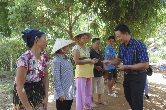 Dong Cao Pagoda giving charity gifts.