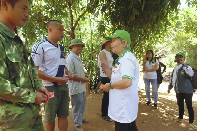 Dong Cao Pagoda giving charity gifts.