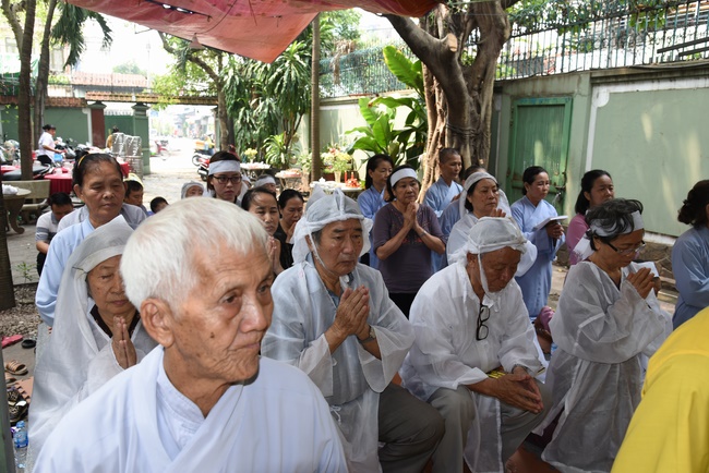 The rite offering for Monks to pray for rebirth to Mrs. Tran Thi Chen.