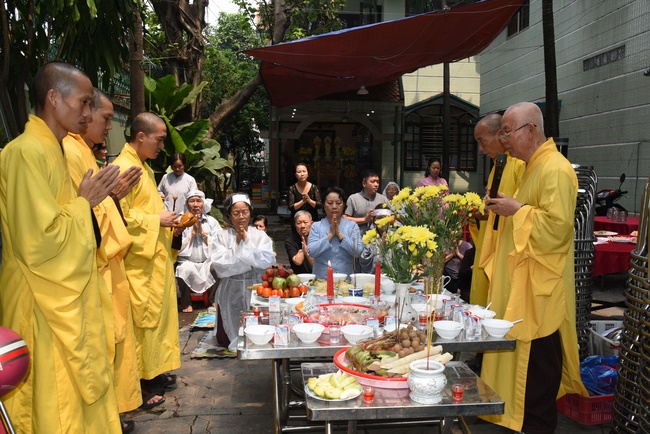 The rite offering for Monks to pray for rebirth to Mrs. Tran Thi Chen.