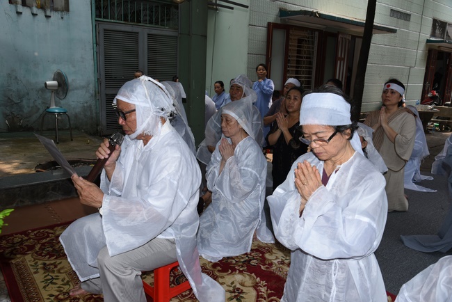 The rite offering for Monks to pray for rebirth to Mrs. Tran Thi Chen.