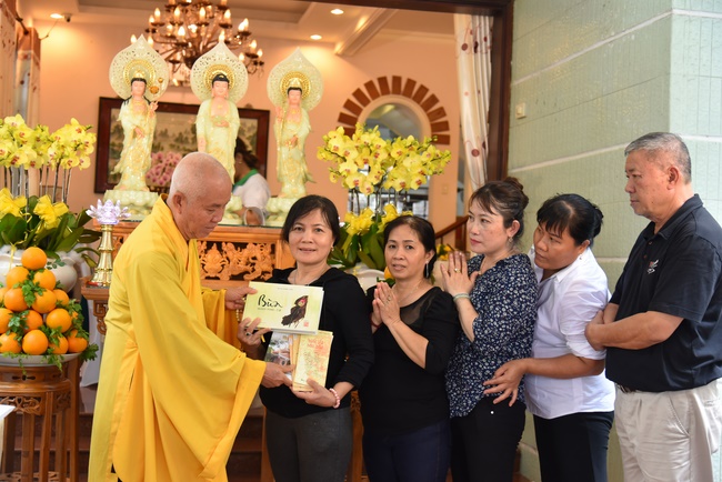 The rite offering for Monks to pray for rebirth to Mrs. Tran Thi Chen.