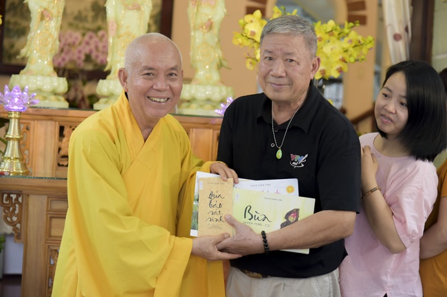 The rite offering for Monks to pray for rebirth to Mrs. Tran Thi Chen.