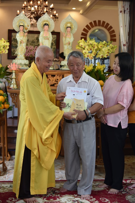 The rite offering for Monks to pray for rebirth to Mrs. Tran Thi Chen.