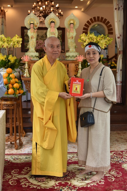 The rite offering for Monks to pray for rebirth to Mrs. Tran Thi Chen.