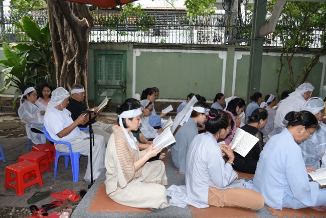 The rite offering for Monks to pray for rebirth to Mrs. Tran Thi Chen.