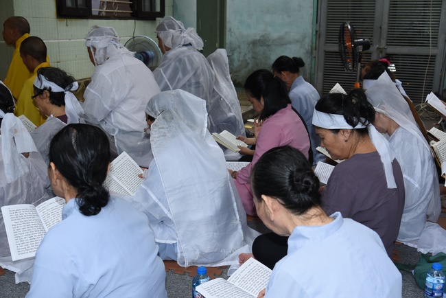 The rite offering for Monks to pray for rebirth to Mrs. Tran Thi Chen.