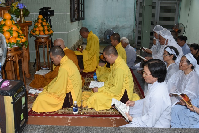 The rite offering for Monks to pray for rebirth to Mrs. Tran Thi Chen.