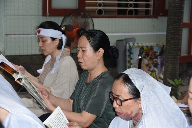 The rite offering for Monks to pray for rebirth to Mrs. Tran Thi Chen.